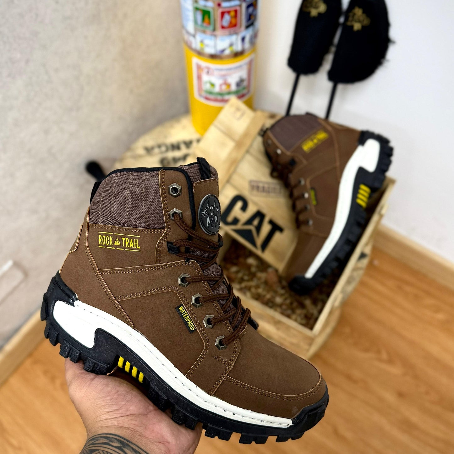 Bota CAT Rock Trail Premium – Resistencia y estilo que imponen presencia